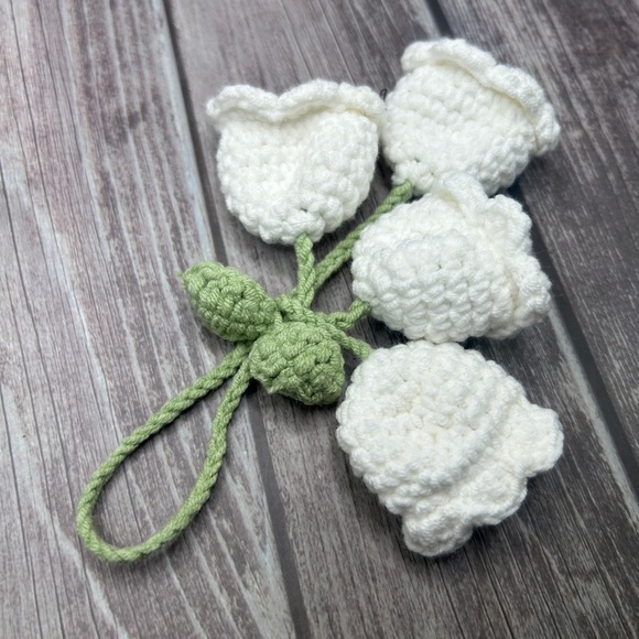 🌷NEW Crochet Flower Bag Charm/ Keychain White w/ Green Leaves - Picture 4 of 11